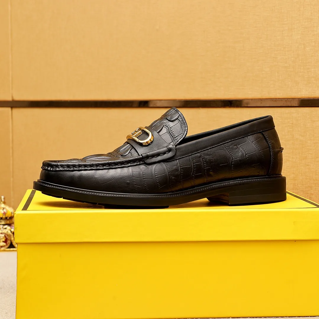 Men's shoes 💰460 💐 Product trademark: FENDI [Fendi] casual leather shoes Regular size: 38-44 (45.46🉑️customized) Product materials: Selected imported first-layer calfskin embossed upper + luxury hardware buckle, imported cow 🐂 lining. Strong three-dimensional visual effect, original outsole color: 1⃣️color optional